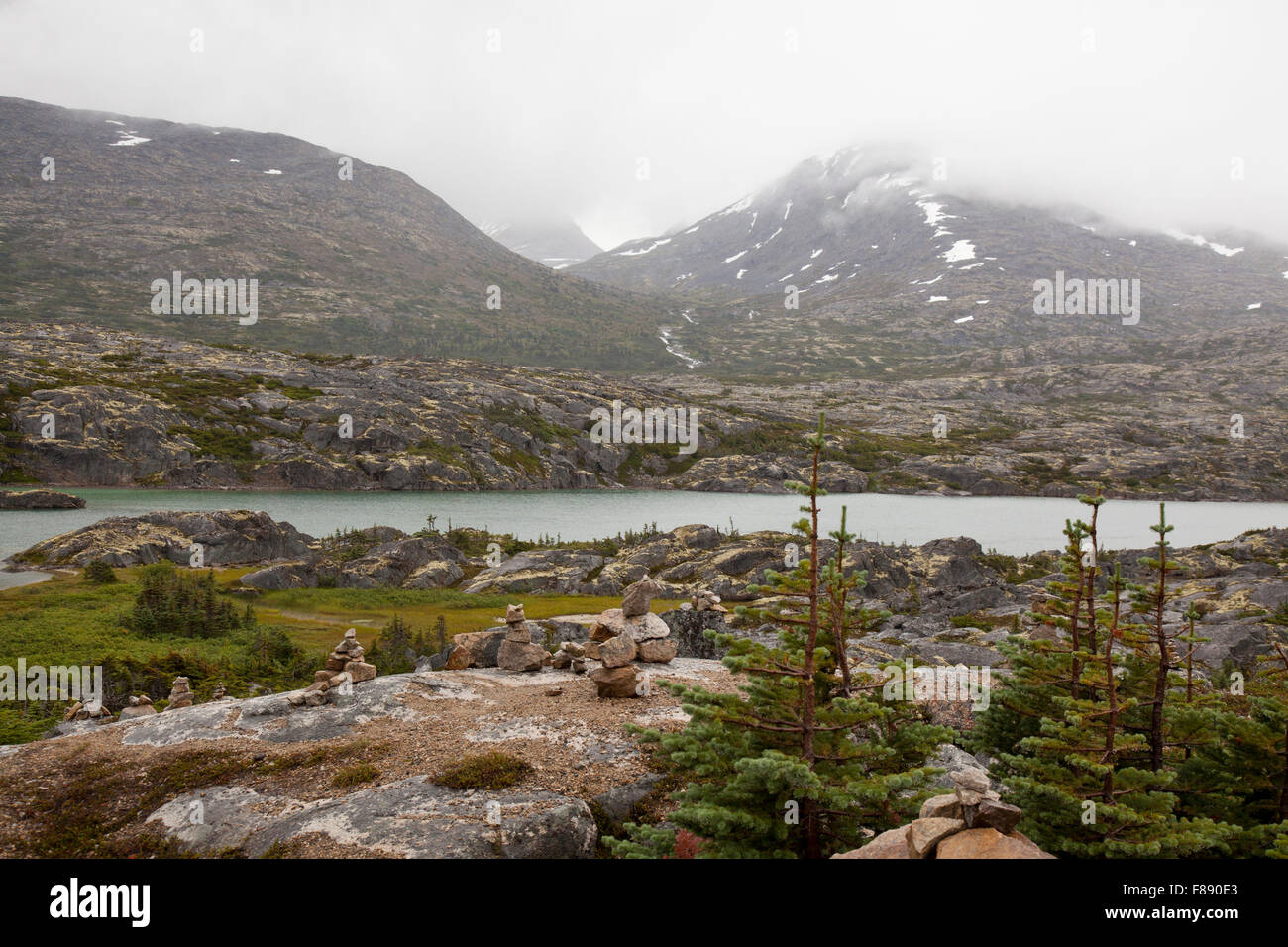 Yukon Landschaft mit nebligen Bergen Stockfoto