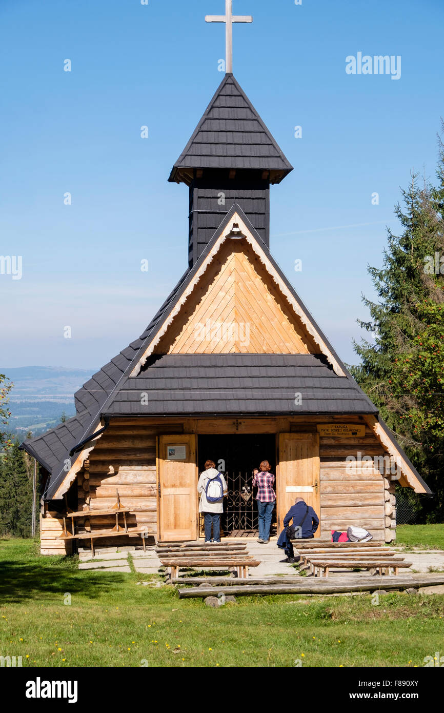 Kleine hölzerne Kapelle mit Sitzplätze im Freien auf Gubalowka Hill, Zakopane, Tatra County, Polen, Europa Stockfoto