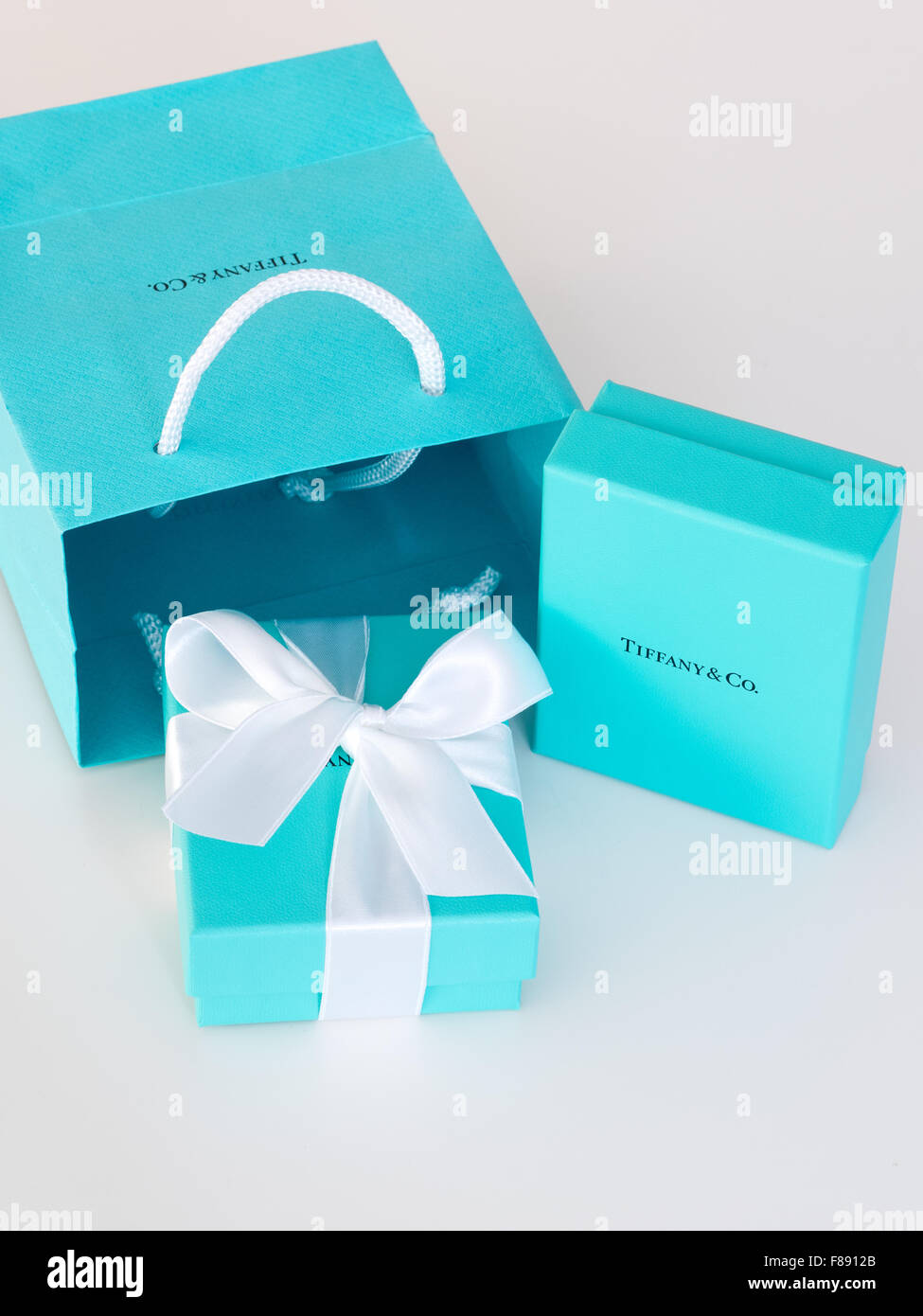 Eine Tiffany Blue Box (kleine blaue Box von Tiffany) von Tiffany & Co., der berühmten New York City-Schmuck-Unternehmen. Stockfoto