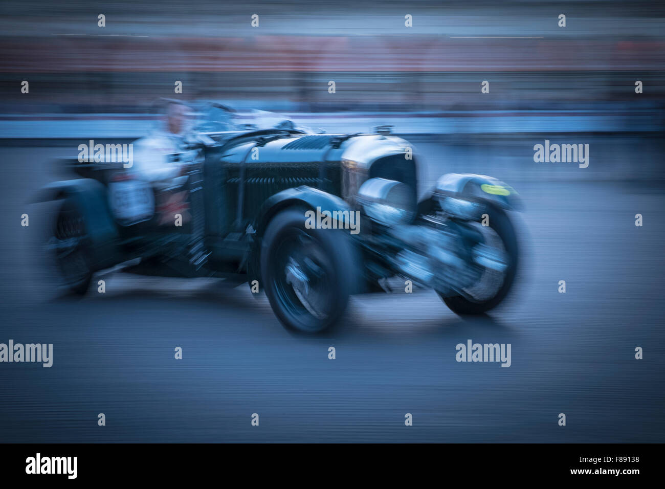 Eine Anfang des 20. Jahrhunderts Roadster Rennen durch in einer Unschärfe der Bewegung. Stockfoto