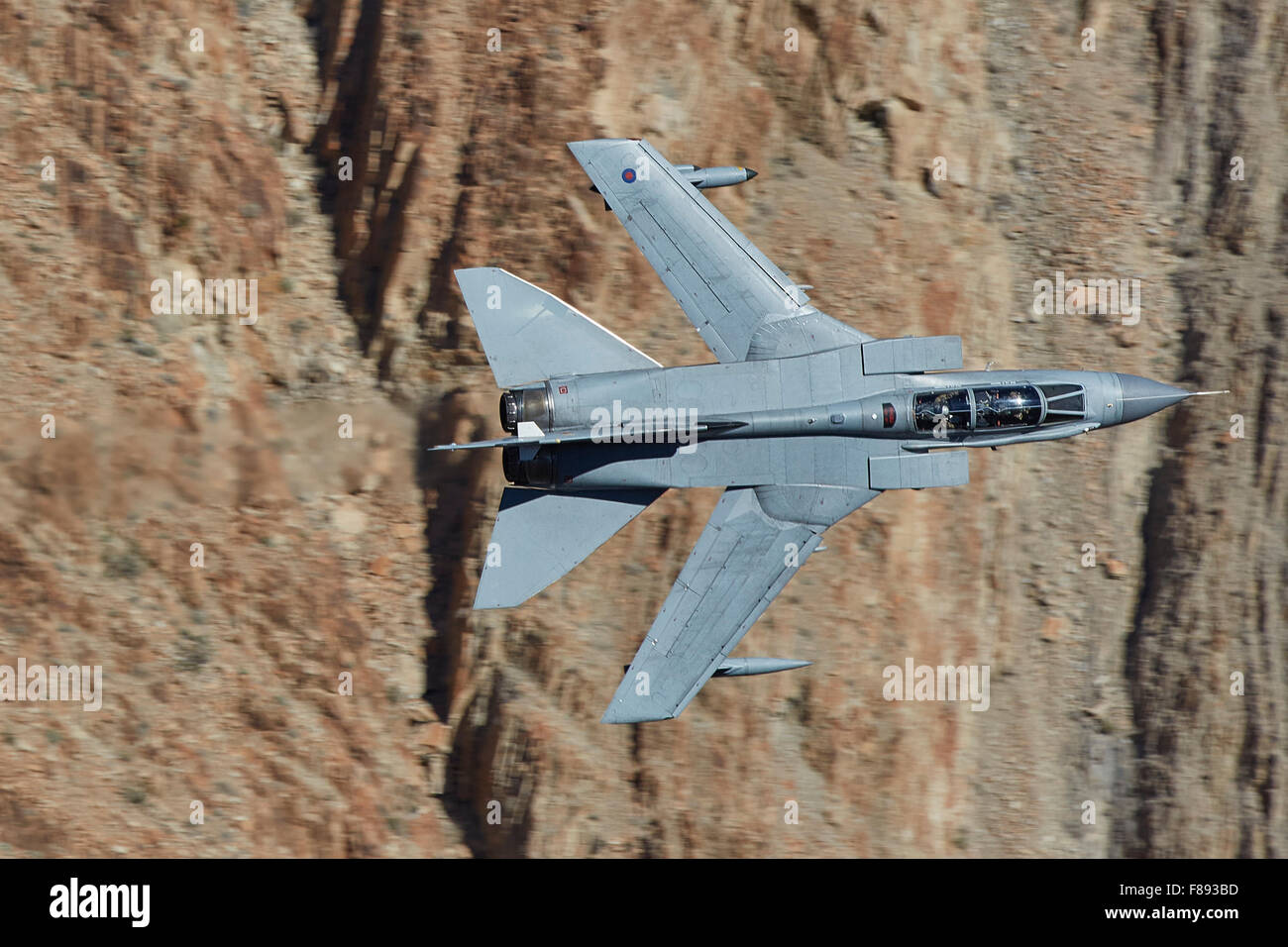 Schuss der Royal Air Force Tornado GR4 Düsenjäger drehen scharf durch ein Tal, Wüste hautnah. Stockfoto