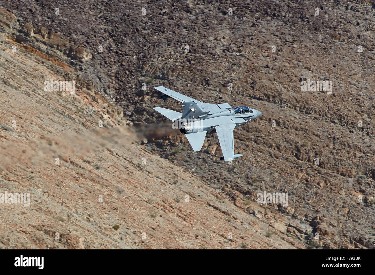 Königliche Luftwaffe Tornado GR4 Kampfjet fliegen in geringer Höhe durch Rainbow Canyon, Kalifornien. Stockfoto