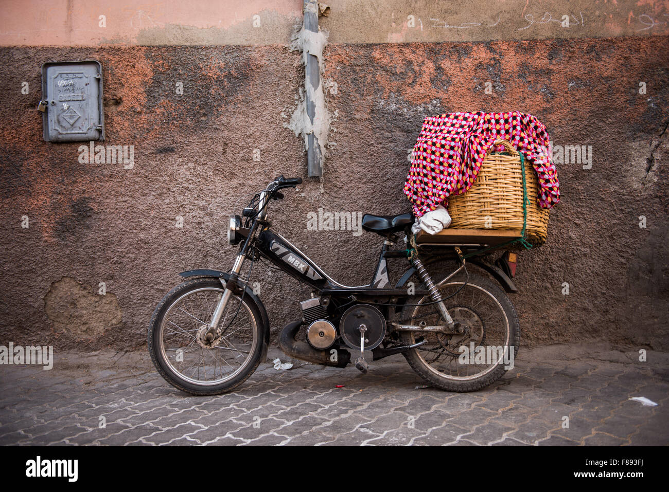 Moped mit großen Korb auf dem Rücken geparkt auf der Straße in Marrakesch Stockfoto