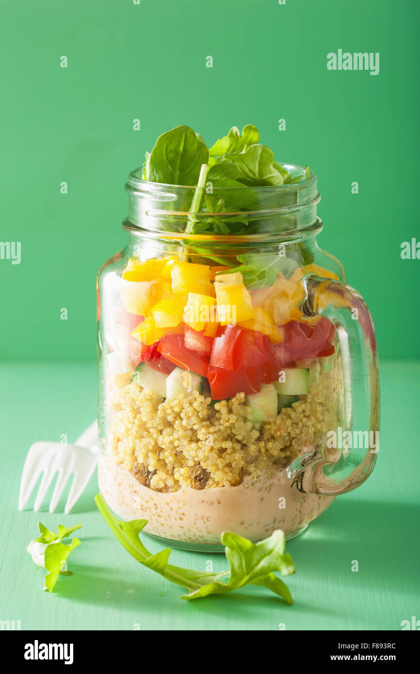 Vegan Quinoa Salat im Einmachglas Stockfoto