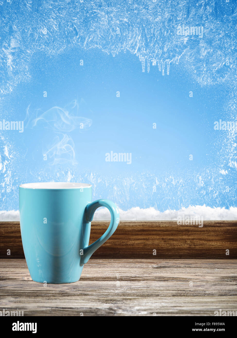 Winter-Fenster mit Kaffeetasse in den Tag. Eisblume. Stockfoto
