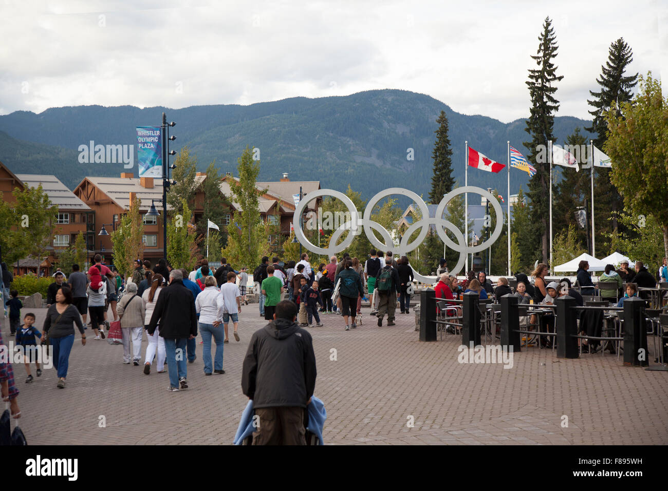 WHISTLER, Britisch-Kolumbien - 2. September 2012: Touristen genießen Sie die Sehenswürdigkeiten von Whistler Village, wie im 2. September 2012 gesehen. W Stockfoto
