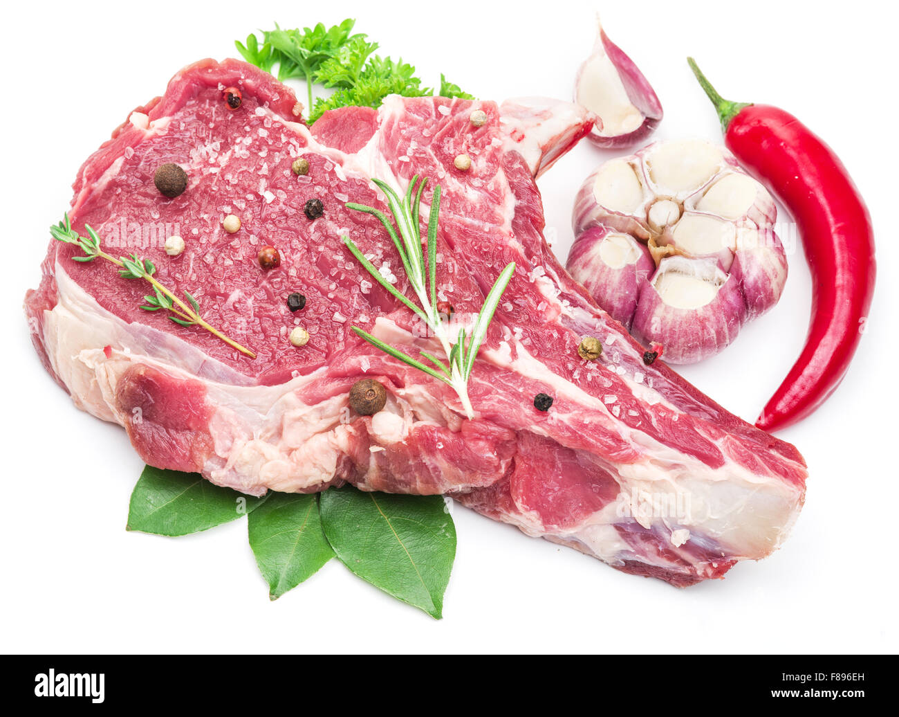 Rohes Rindfleisch Fleisch Steak mit Gewürzen auf dem weißen Hintergrund. Stockfoto