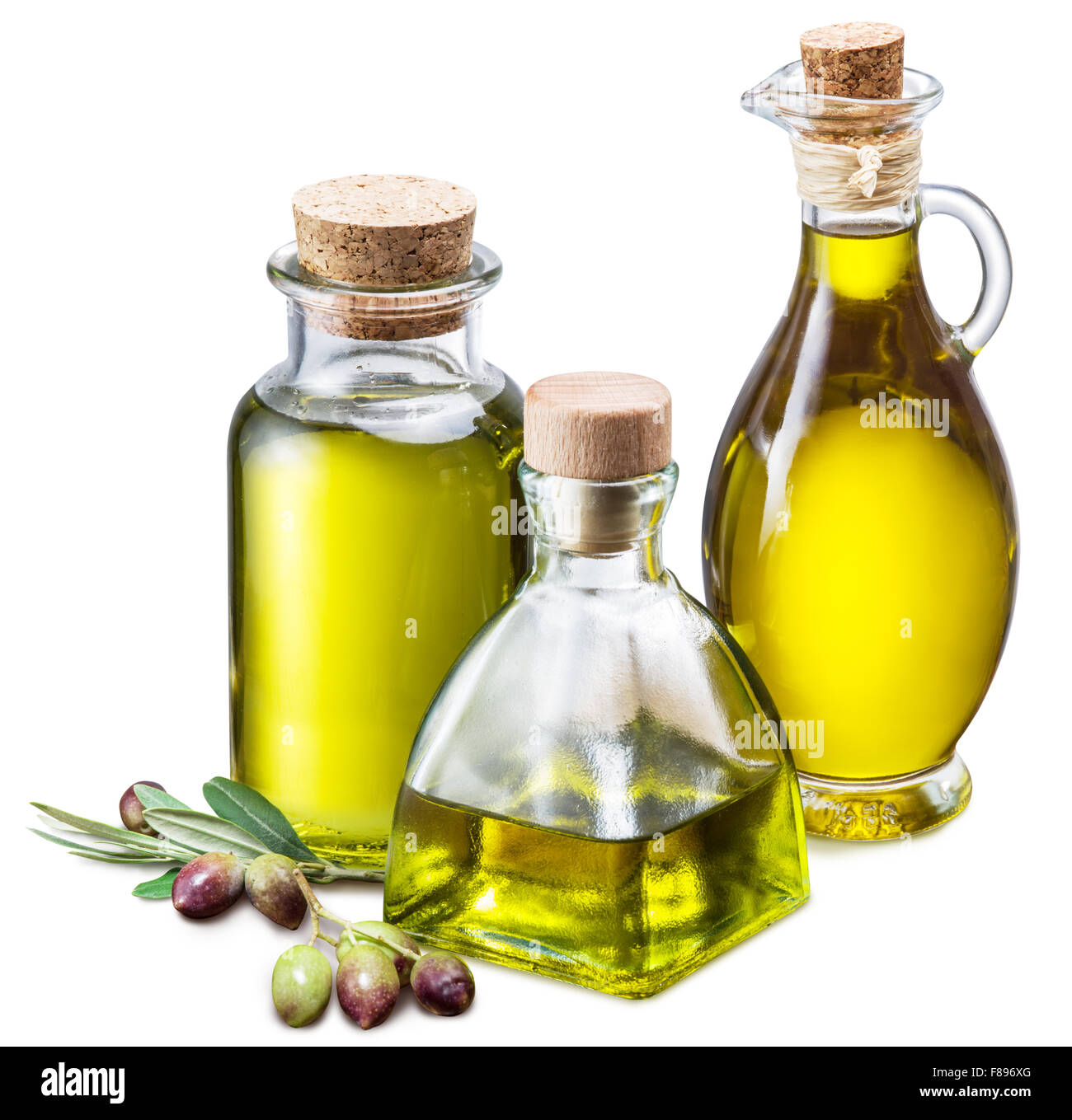 Olivenöl und Beeren auf dem Holztisch. Datei enthält Beschneidungspfade. Stockfoto