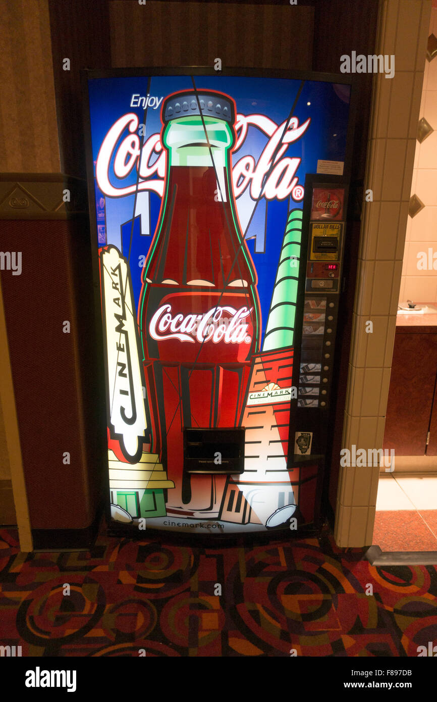 Modernen Münz in Flaschen Cola-Automaten in der CineMark Theater. Woodridge Illinois IL USA Stockfoto