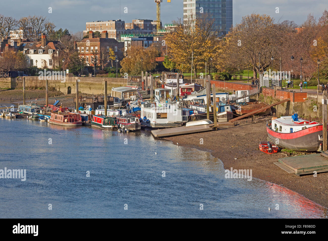 London, Hammersmith Hausboote vertäut am nördlichen Ufer der Themse in der Nähe von Hammersmith Bridge Stockfoto