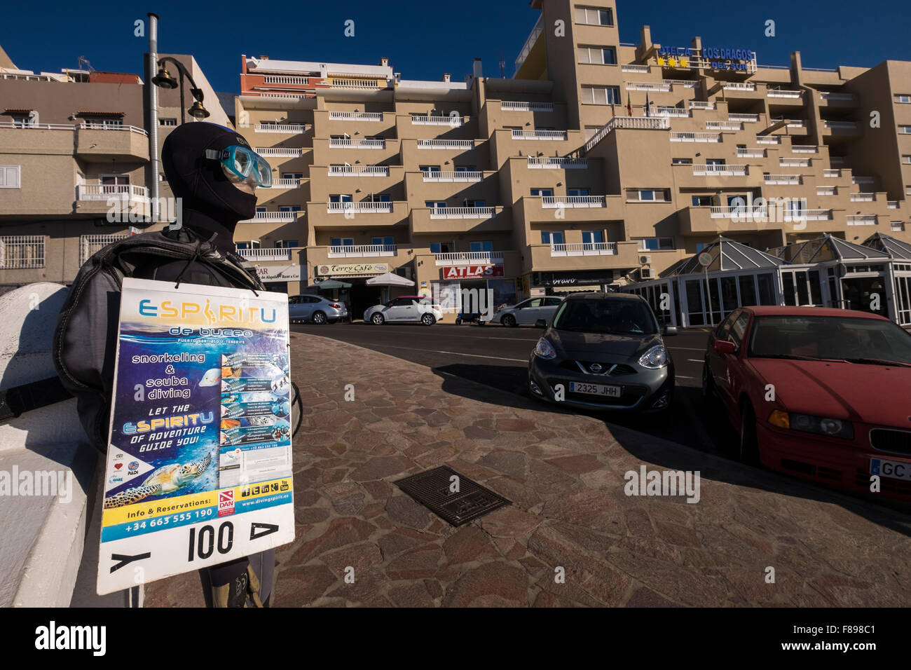 Schaufensterpuppe in einem Taucher Neoprenanzug Werbung eine Tauchbasis mit Tauchkurse in Puerto Santiago, Teneriffa, Kanarische Inseln, Spanien. Stockfoto