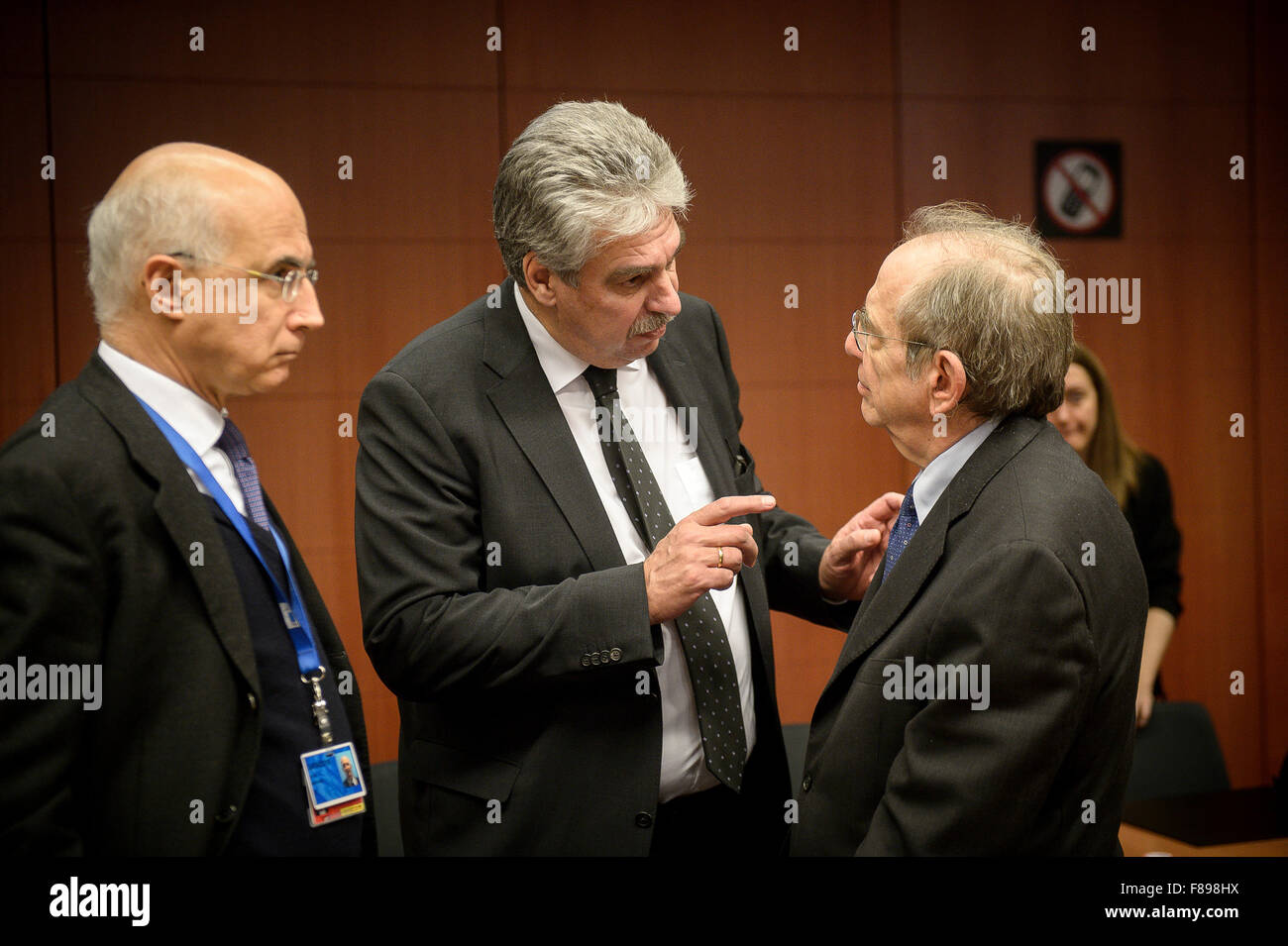 Brüssel, Bxl, Belgien. 7. Dezember 2015. Austrian Finance Minister Hans jÃ¶RG Schelling (C) und Pier Carlo Padoan, Minister für Wirtschaft und Finanzen vor der Eurogruppe italienischen Finanzminister treffen am Sitz des Europäischen Rates in Brüssel am 07.12.2015 von Wiktor Dabkowski © Wiktor Dabkowski/ZUMA Draht/Alamy Live News Stockfoto