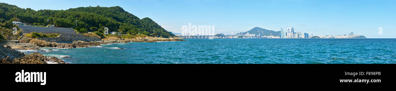 Panorama der Igidae Küste und Haeundae. Igidae Park ist ein Wanderweg entlang der Küste und es wird für schöne Landschaft bekannt. Stockfoto