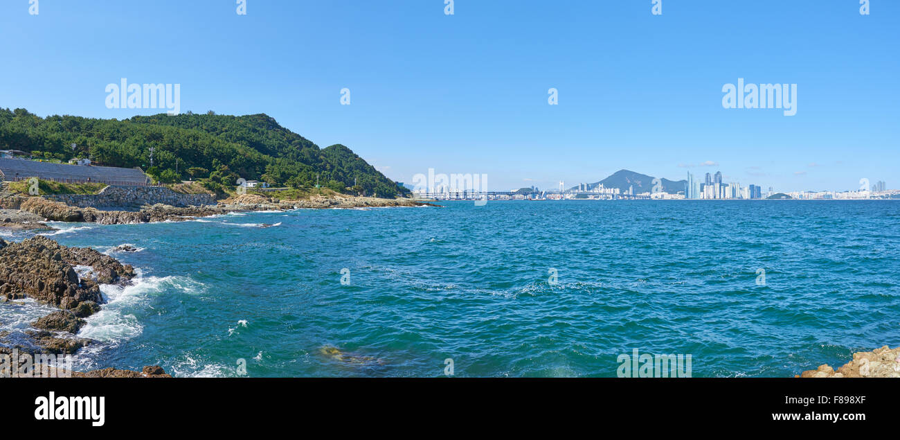 Panorama der Igidae Küste und Haeundae. Igidae Park ist ein Wanderweg entlang der Küste und es wird für schöne Landschaft bekannt. Stockfoto