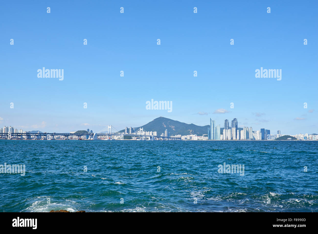 Gwangan Big-Brücke und Marinestadt in Busan, Korea. Die Hängebrücke ist ein Wahrzeichen von Busan.  Und Marinestadt ist Luxus ein Stockfoto