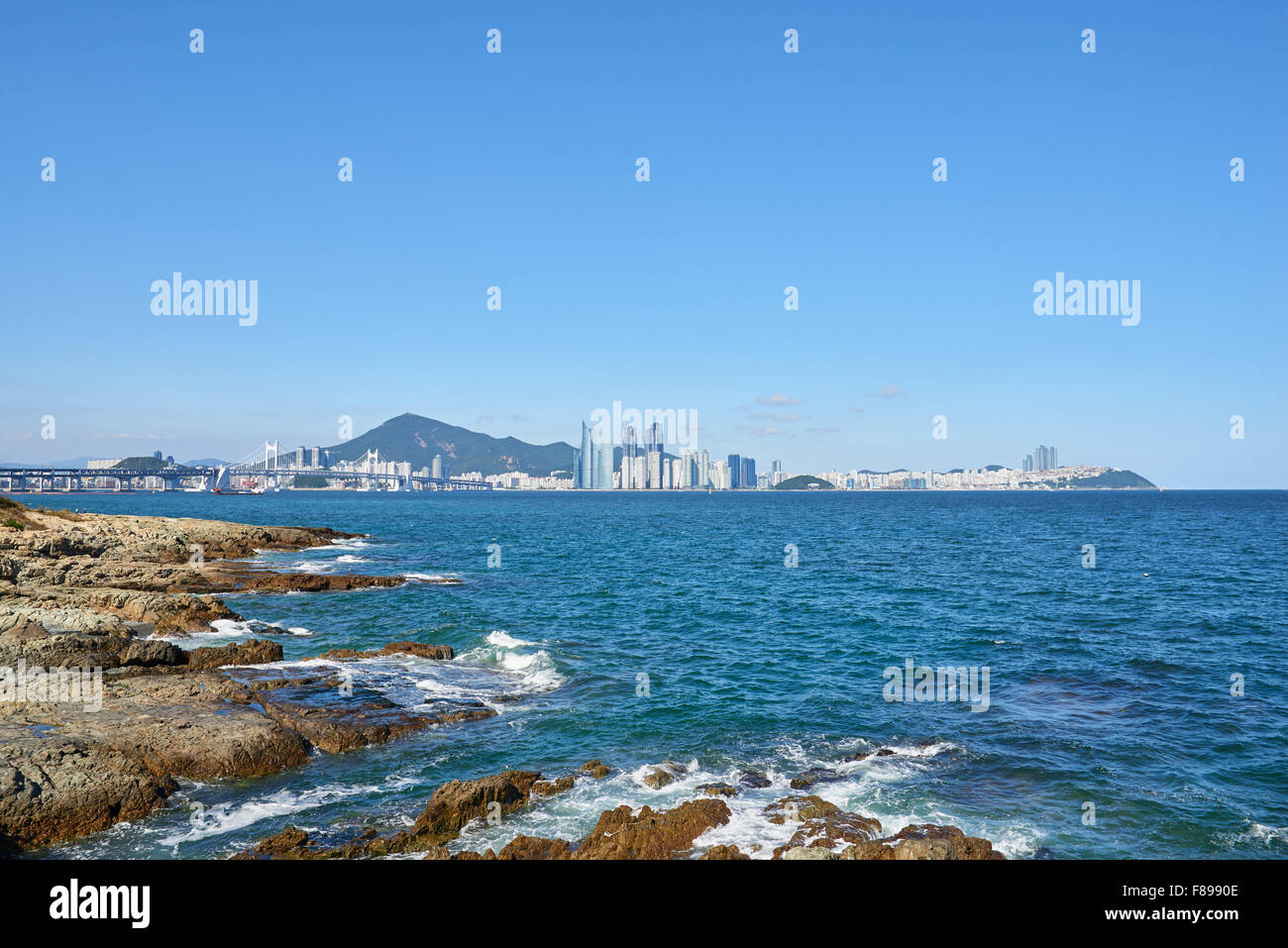 Gwangan Big-Brücke und Marinestadt in Busan, Korea. Die Hängebrücke ist ein Wahrzeichen von Busan.  Und Marinestadt ist Luxus ein Stockfoto