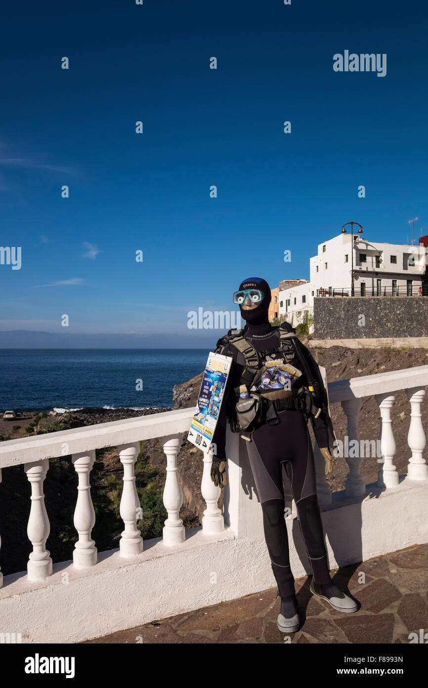 Schaufensterpuppe in einem Taucher Neoprenanzug Werbung eine Tauchbasis mit Tauchkurse in Puerto Santiago, Teneriffa, Kanarische Inseln, Spanien. Stockfoto