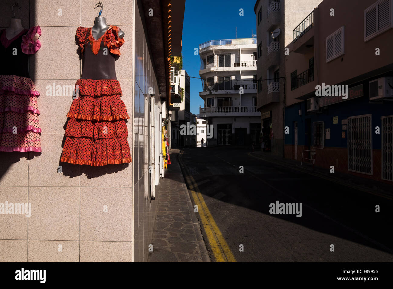Flamenco-Kleid hängen vor ein Tourist Souvenir-Shop in den Seitenstraßen von Puerto Santiago, Teneriffa, Kanarische Inseln, Spanien. Stockfoto