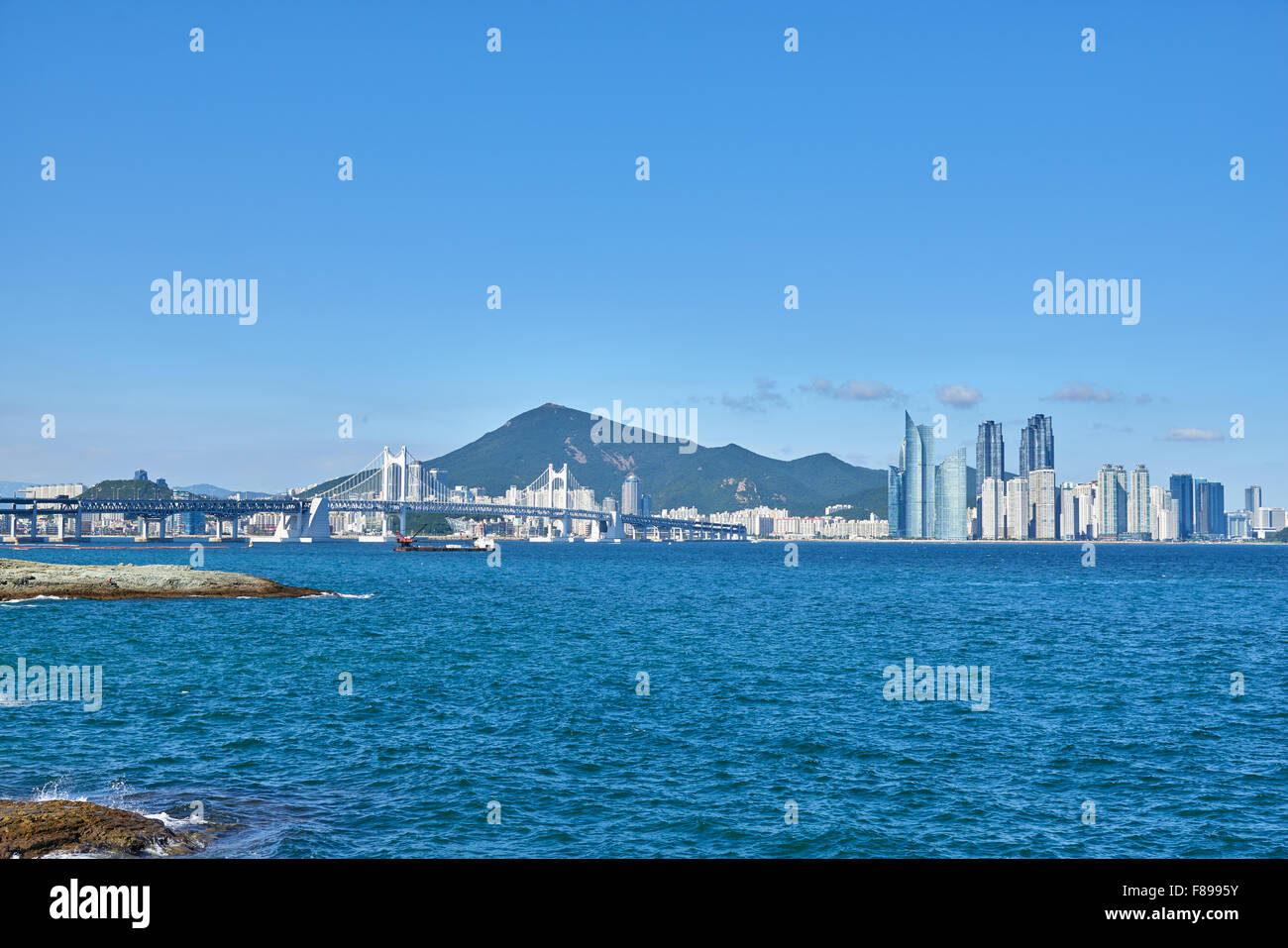 Gwangan Big-Brücke und Marinestadt in Busan, Korea. Die Hängebrücke ist ein Wahrzeichen von Busan.  Und Marinestadt ist Luxus ein Stockfoto