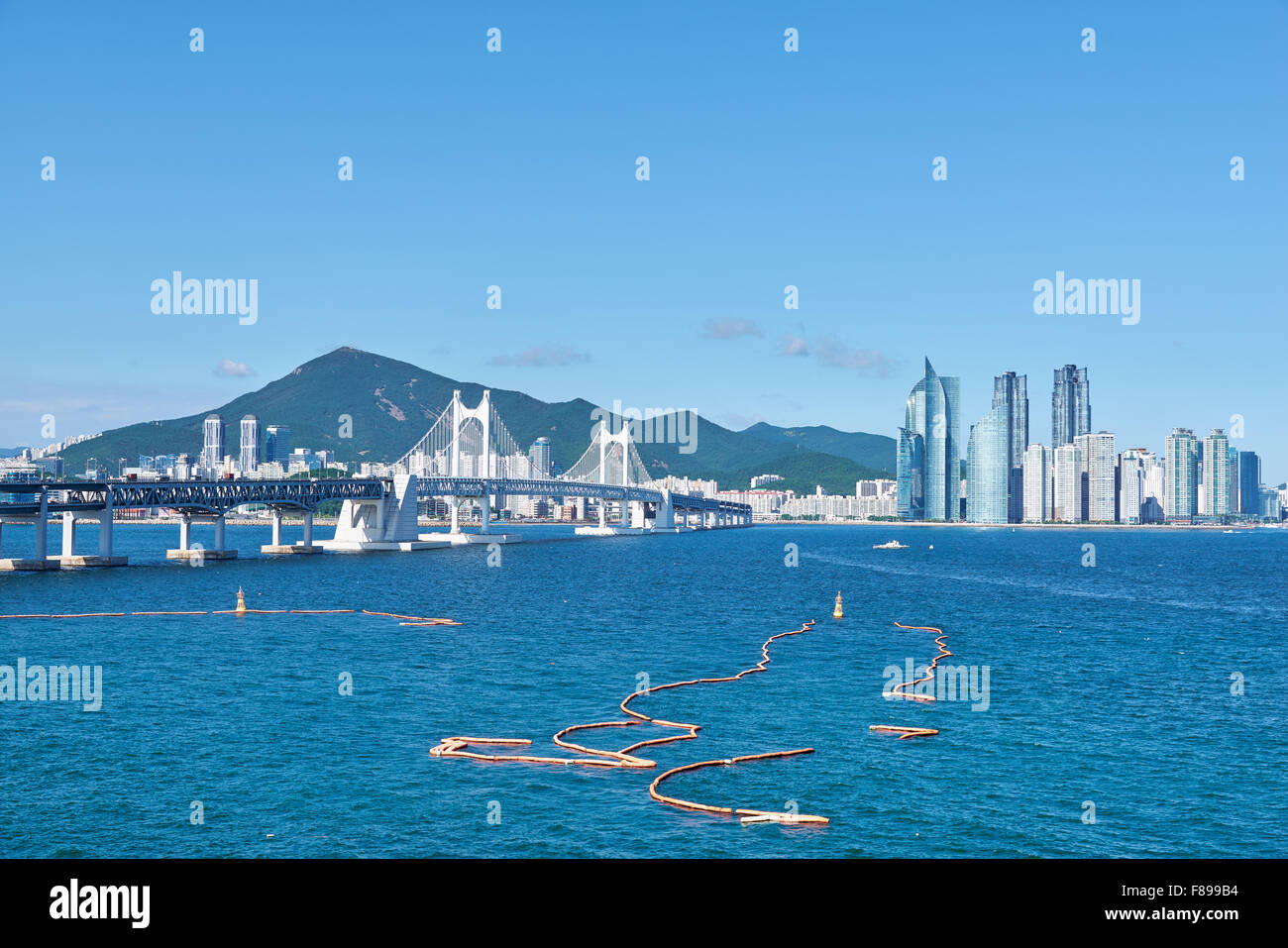 Gwangan Big-Brücke und Marinestadt in Busan, Korea. Die Hängebrücke ist ein Wahrzeichen von Busan.  Und Marinestadt ist Luxus ein Stockfoto