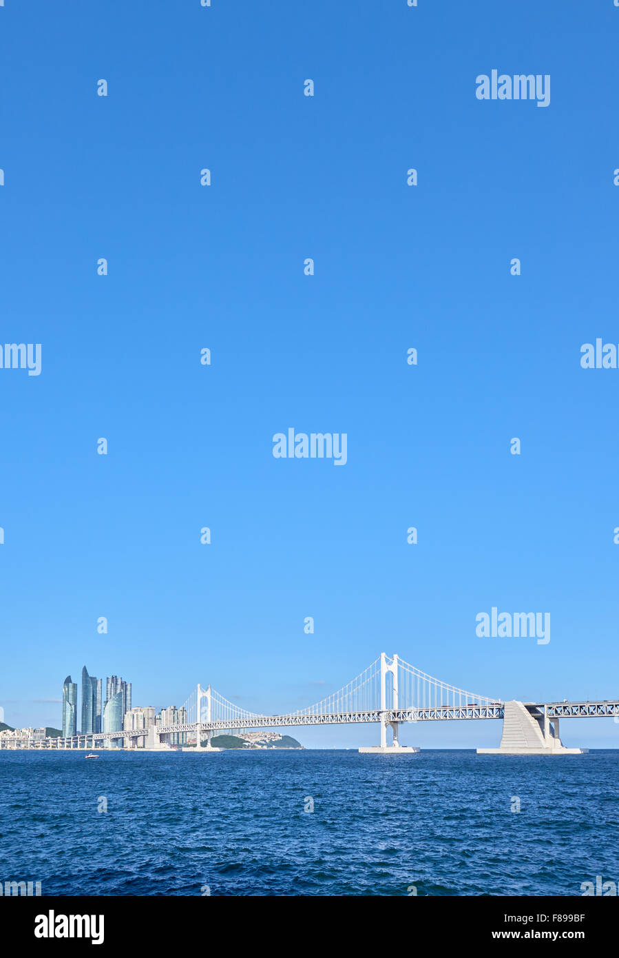 Gwangan Big-Brücke und Marinestadt in Busan, Korea. Die Hängebrücke ist ein Wahrzeichen von Busan.  Und Marinestadt ist Luxus ein Stockfoto
