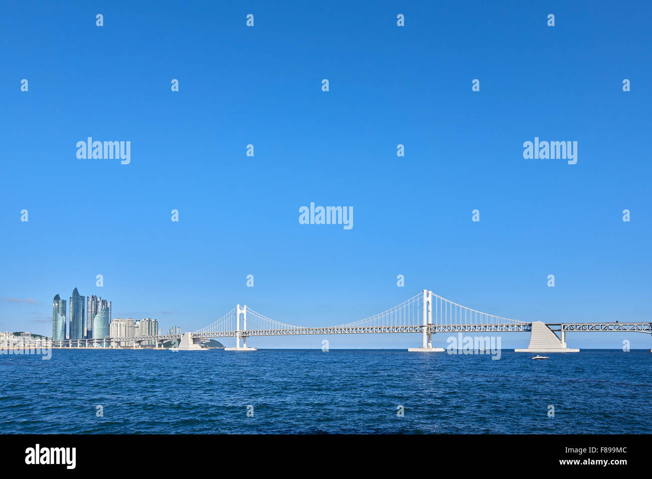 Gwangan Big-Brücke und Marinestadt in Busan, Korea. Die Hängebrücke ist ein Wahrzeichen von Busan.  Und Marinestadt ist Luxus ein Stockfoto