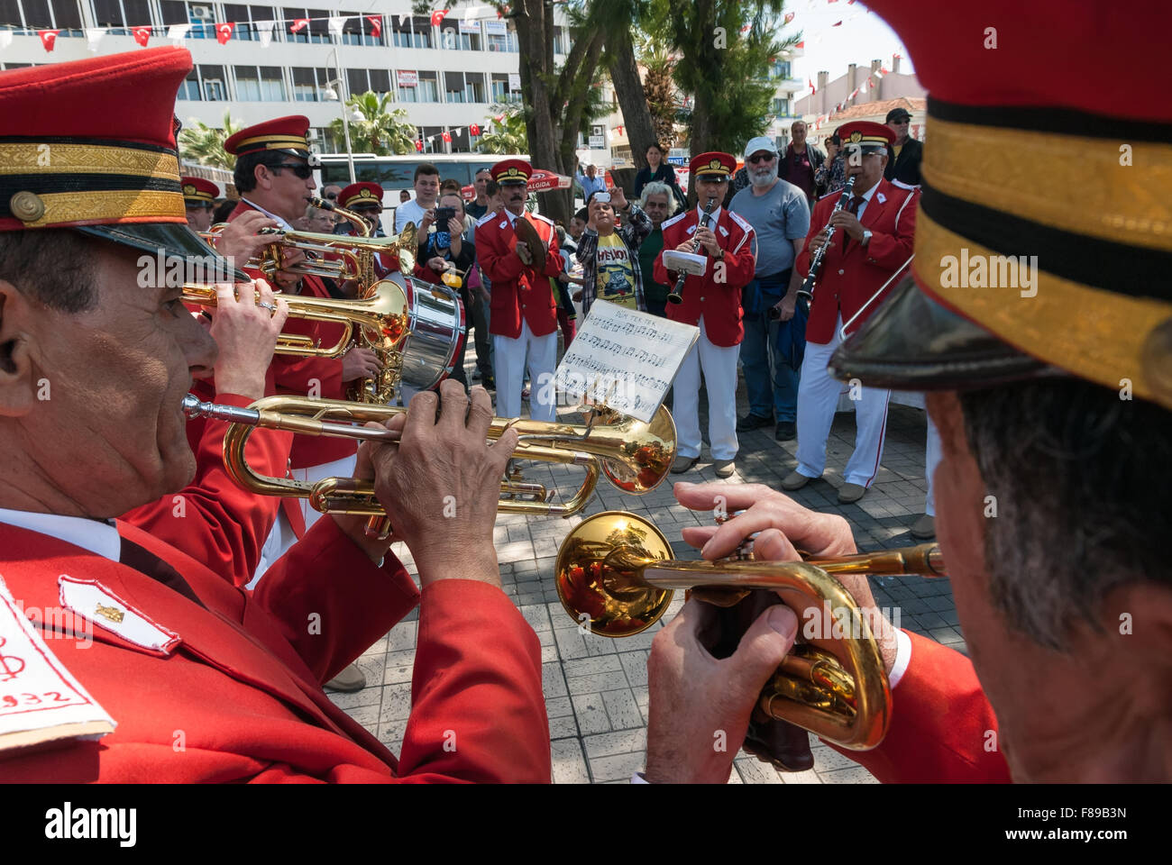 Eine militärische Blaskapelle spielt Musik am 22. April 2014 in den Straßen von Ayvalik, Türkei. Stockfoto