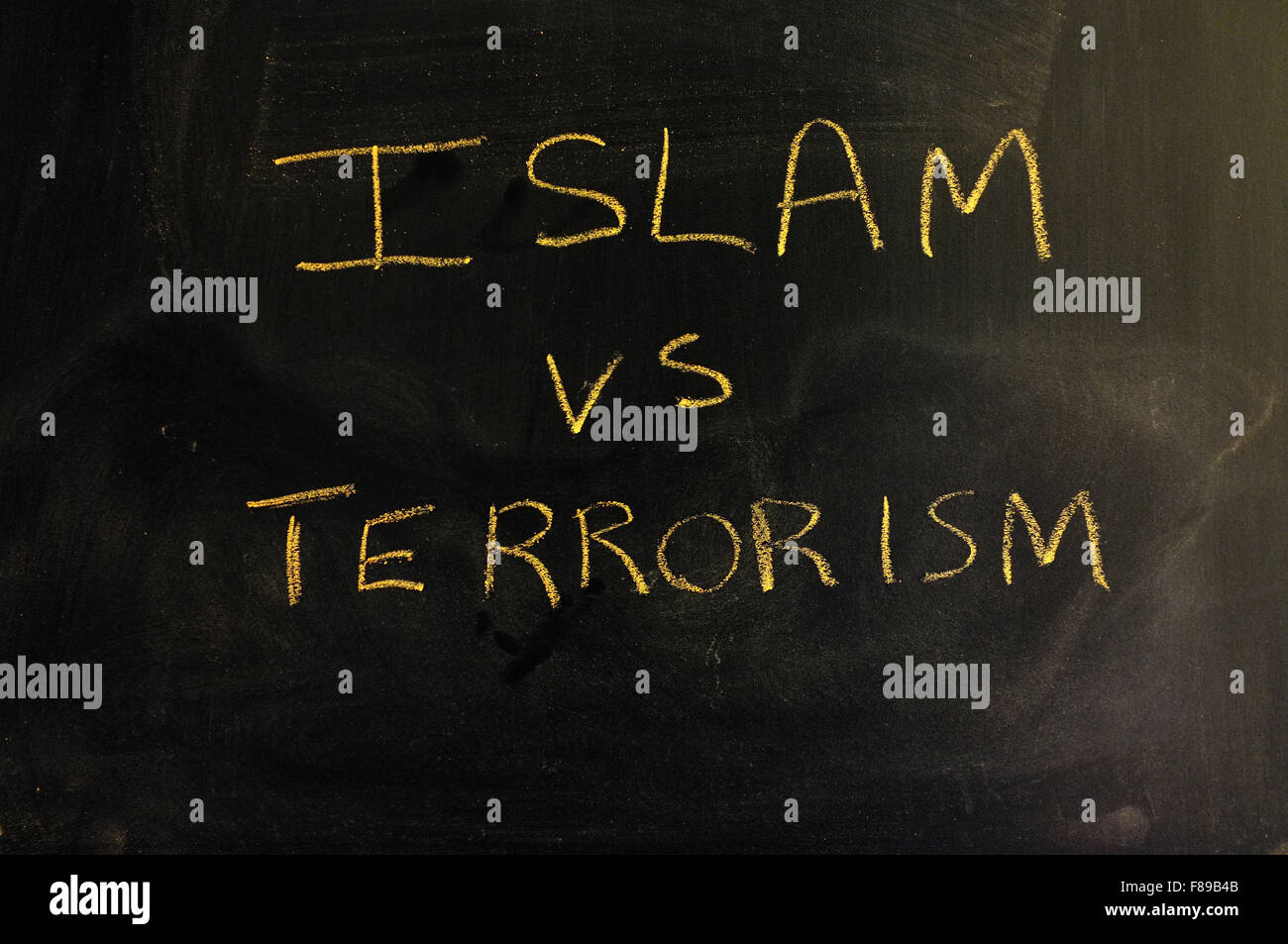 Islam gegen den Terrorismus mit Kreide auf eine Tafel geschrieben. Stockfoto