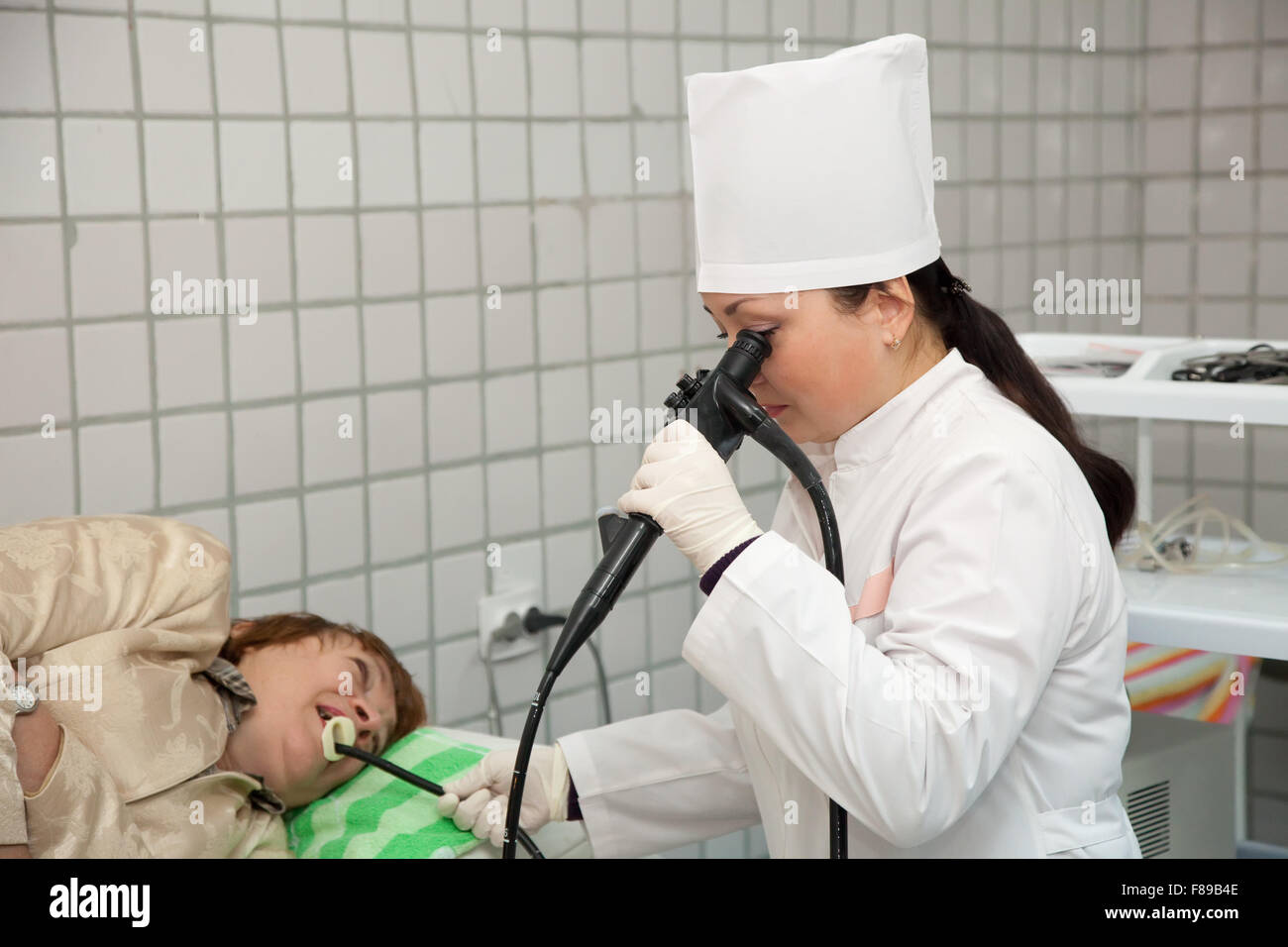 Arzt und Patient während der Endoskopie Examen in Klinik Stockfoto