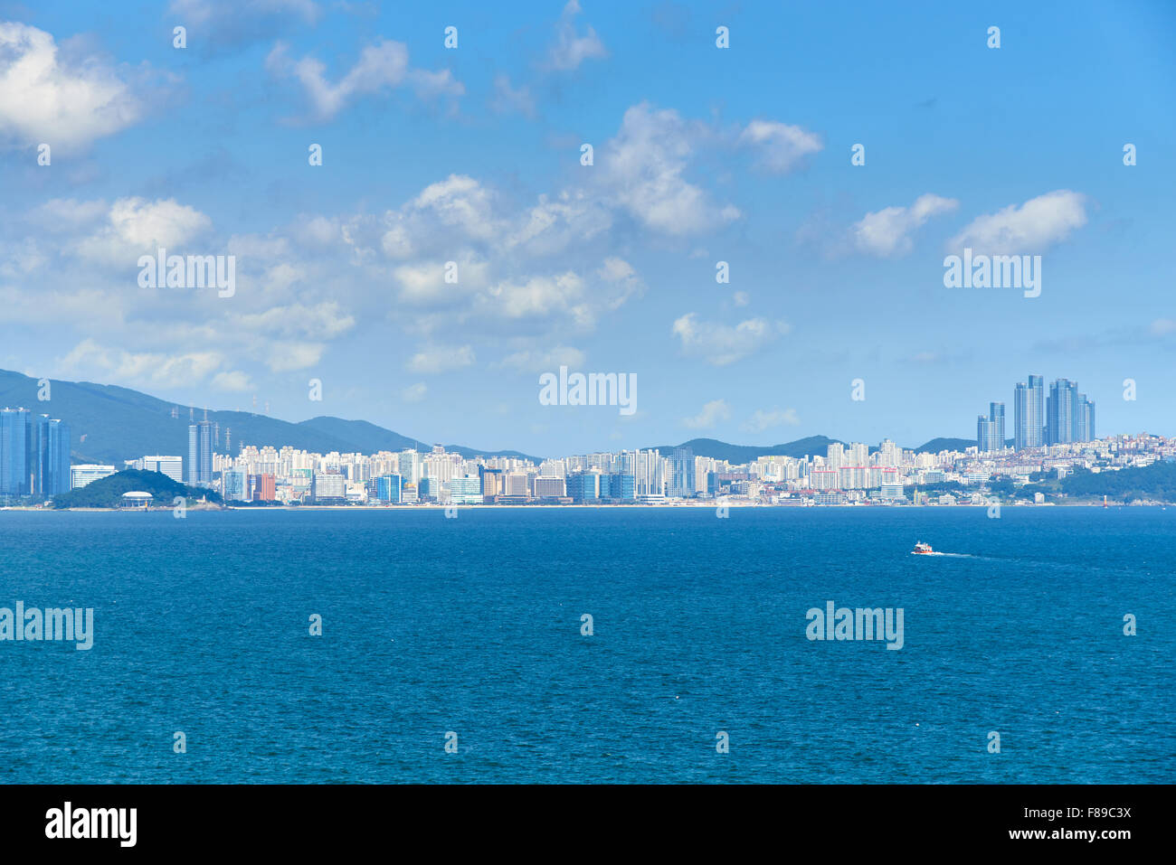 Ganze Blick aufs Meer von Haeundae Bezirk. Haeundae ist beliebteste Strand in Korea wegen seiner einfachen Zugang von der Innenstadt von Busan. Stockfoto