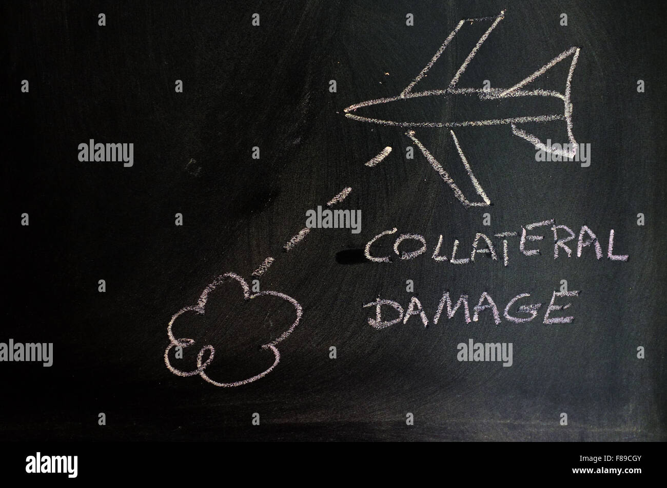 Ein Bild von einem Luftangriff mit Kreide auf einer Tafel geschrieben Text. Stockfoto