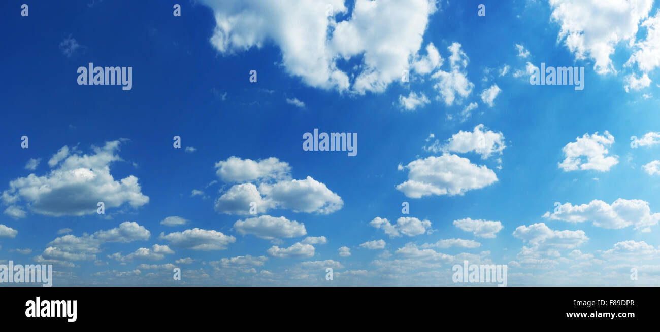 Weißen Haufen Wolken am blauen Himmel am Sommertag. Stockfoto