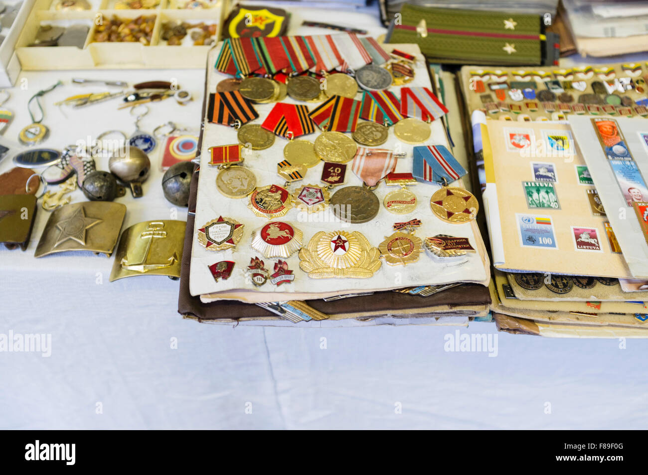 Alten sowjetischen militärischen Auszeichnungen für Verkauf auf einem Straßenmarkt in Vilnius, Litauen, Europa Stockfoto