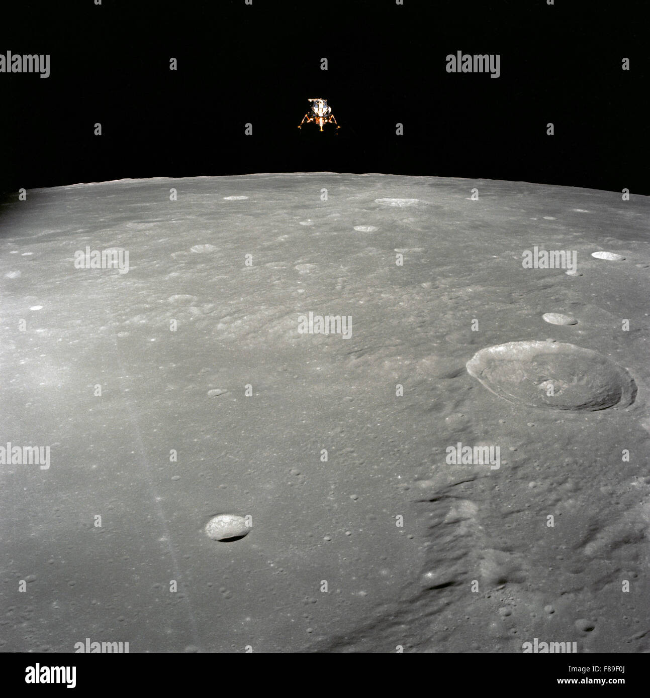 Apollo 12 Mondmodul (LM), wird in einer Konfiguration mit Mondlandung in Mondumlaufbahn am Command and Service Module (CSM) am 19. November 1969 fotografiert. Stockfoto