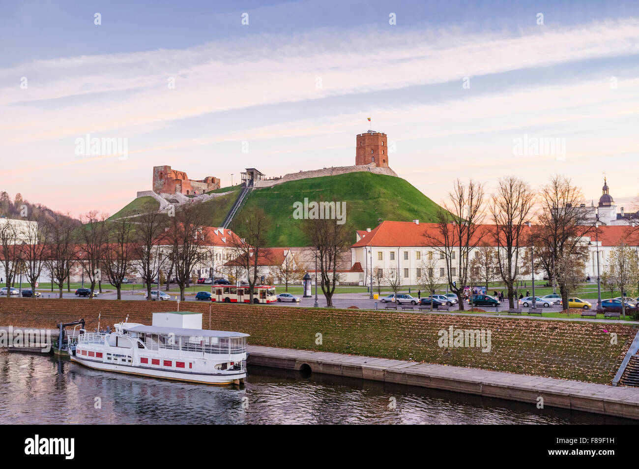 Vilnius Schloss komplex und Sightseeing Boot am Fluss Neris. Vilnius, Litauen, Europa Stockfoto