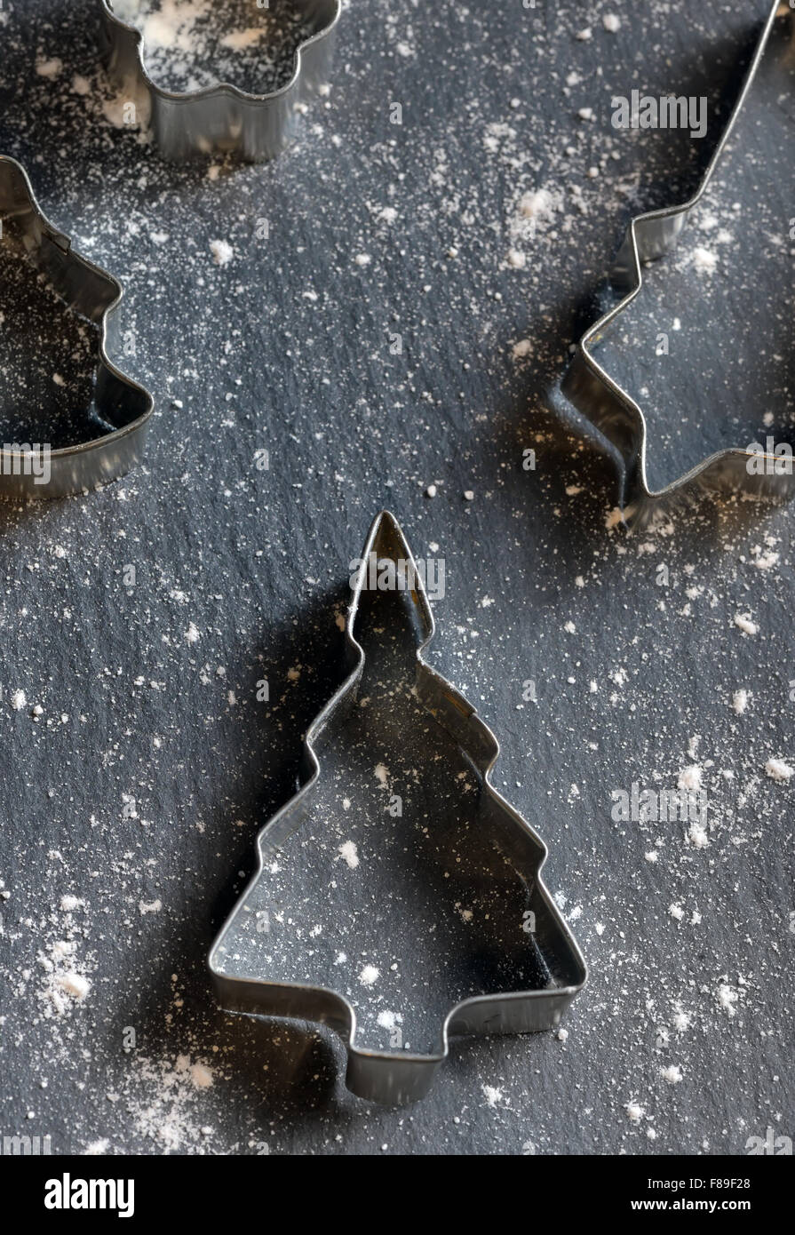 Weihnachten-Backen-Tools auf Schiefer Tisch Stockfoto