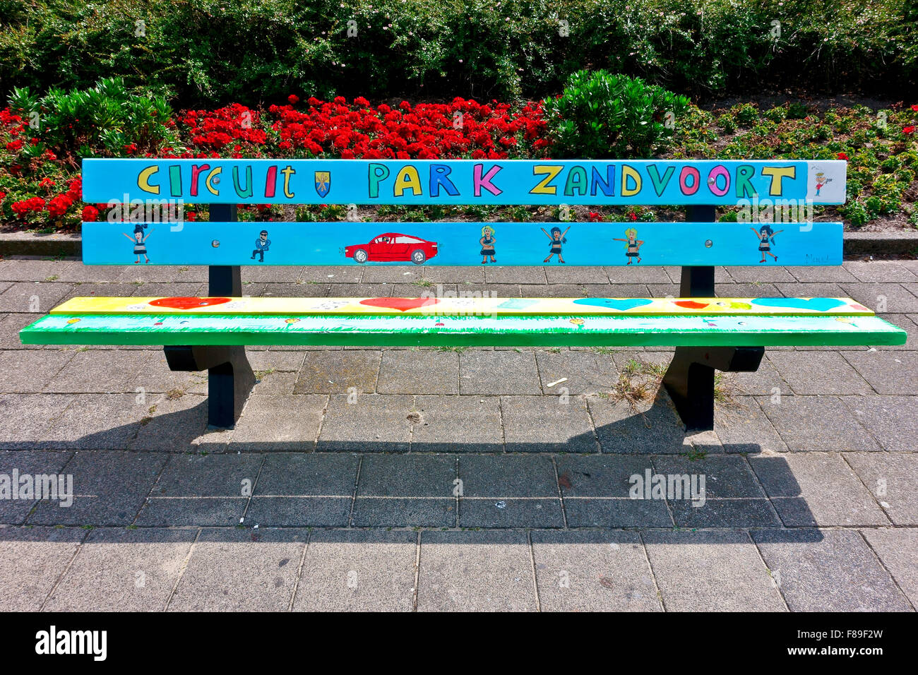 Leere bunt bemalte Bank in einem Park, an einem sonnigen Tag. Zandvoort,  Niederlande, Europa, Europäische Union, EU Stockfotografie - Alamy