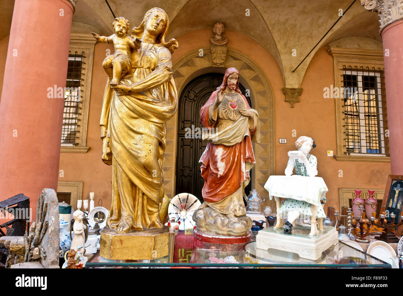 Religiöse vintage, antiken Statuen, Jungfrau Maria, Jesus Christus zum Verkauf, Flohmarkt, Piazza Santo Stefano, Bologna, Emilia Romagna, Italien. Souvenirs Stockfoto