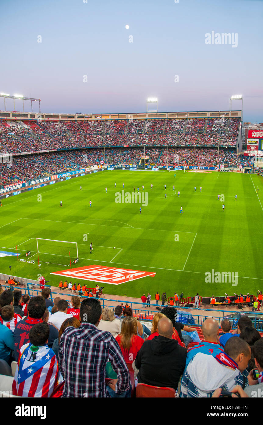 Menschen im Vicente Calderon Stadion während eines Fußballspiels. Madrid, Spanien. Stockfoto