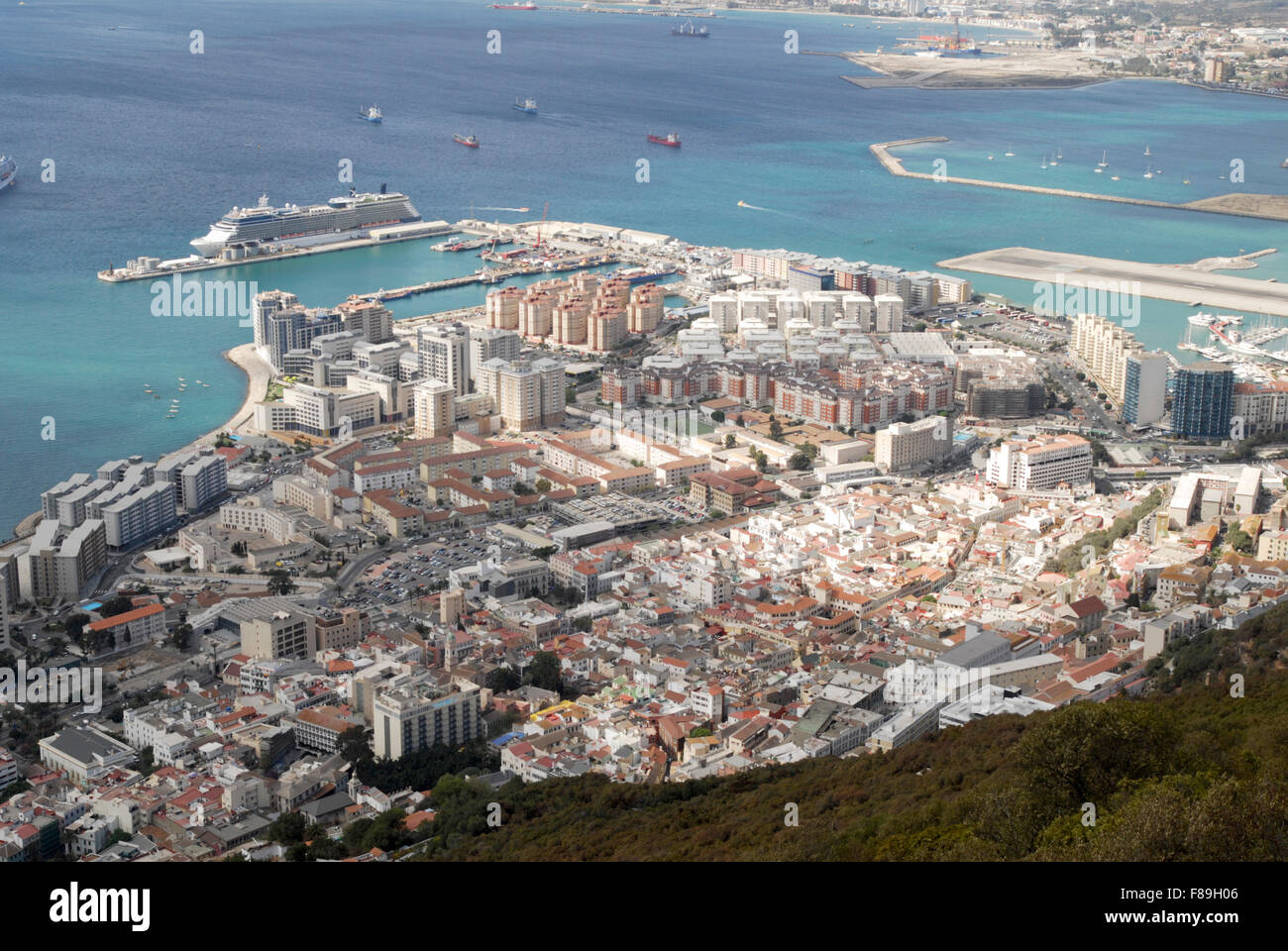 Gibraltar zeigt den Hafen mit einem Kreuzfahrtschiff und Neustadt auf neu gewonnenem Land. Stockfoto