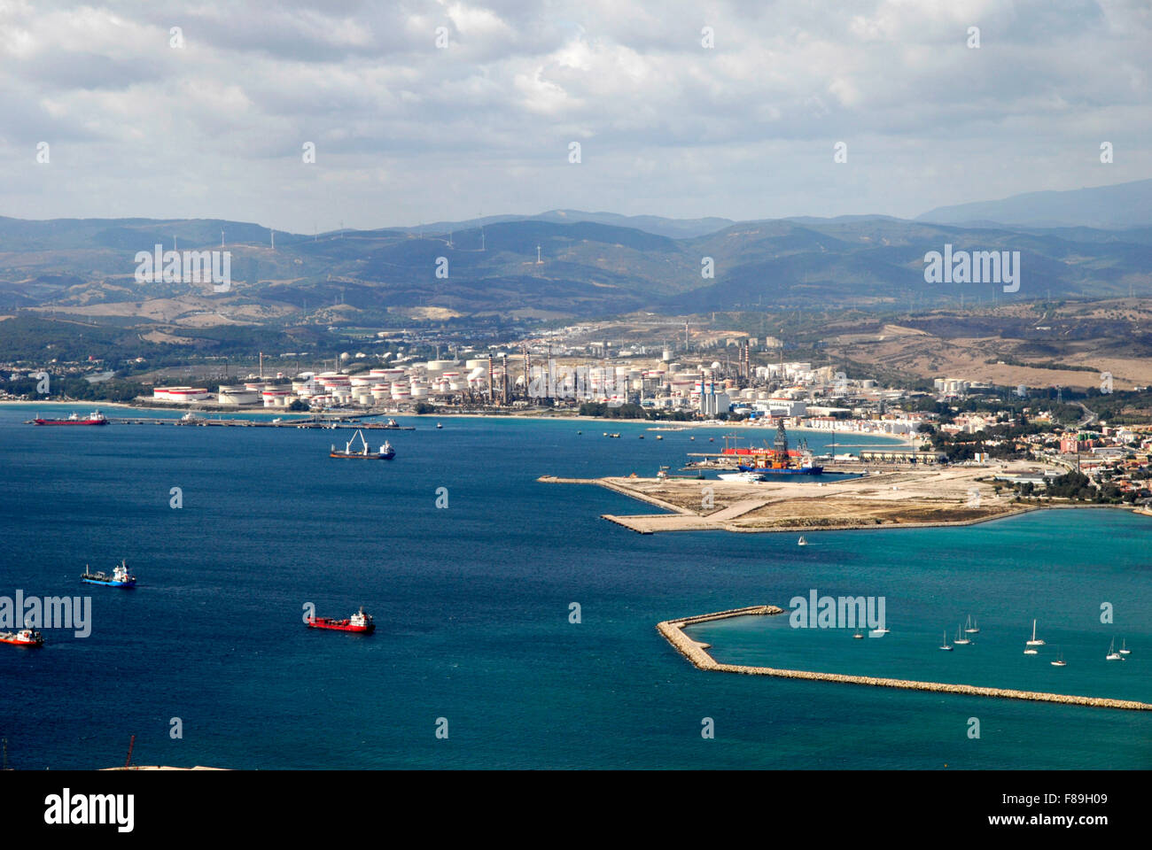Blick Richtung Süden Spaniens von den Felsen von Gibraltar, Blick in Richtung Puente Mayorga. Stockfoto