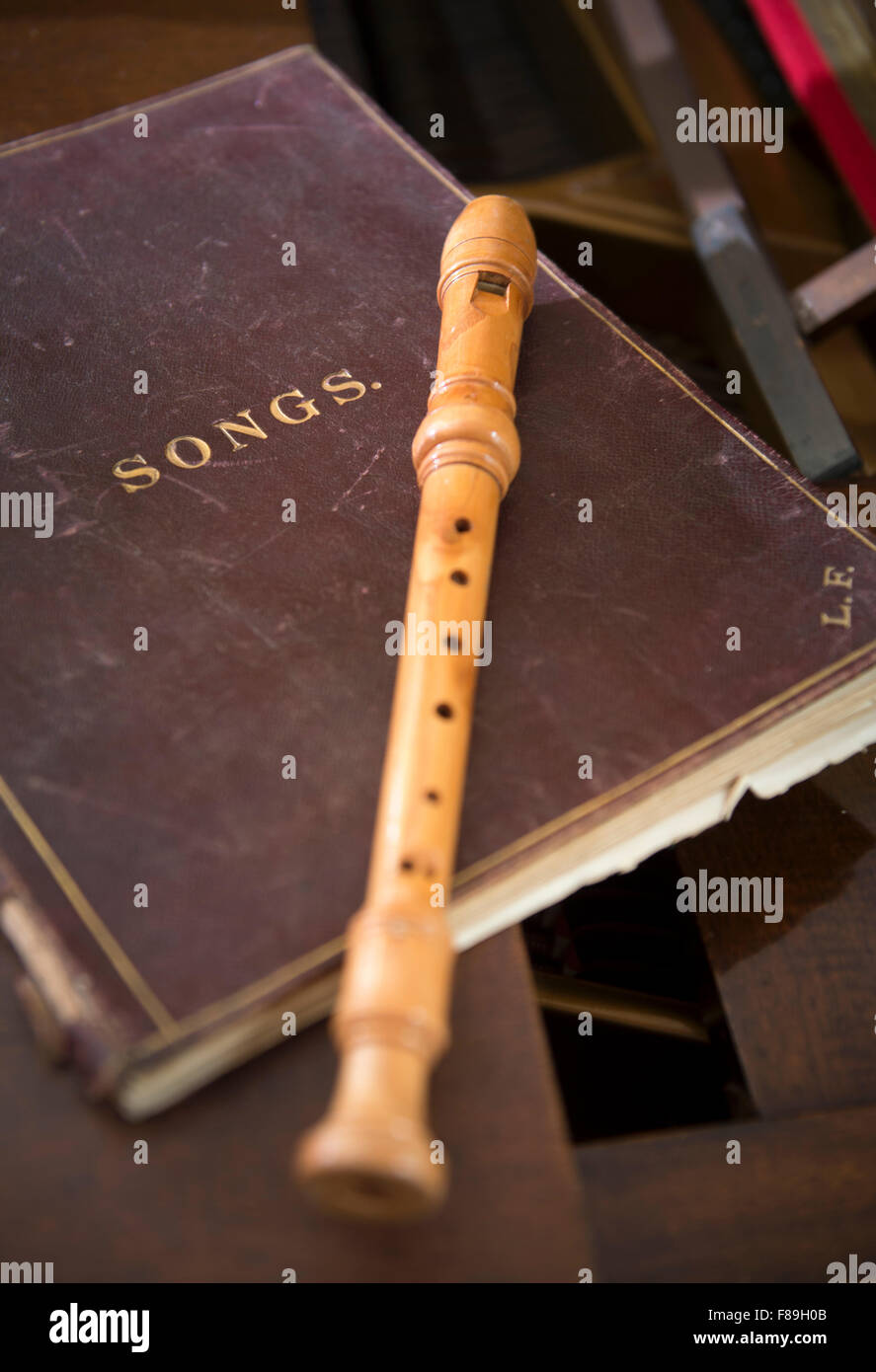 Ein traditionelles Lied-Buch mit Kinder Recorder auf einem Klavier UK Stockfoto