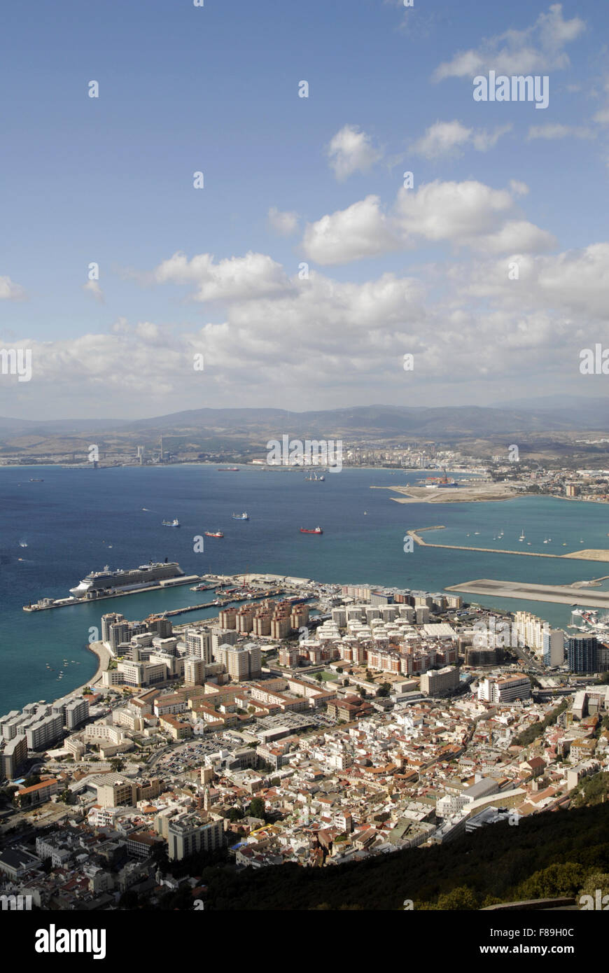 Blick hinunter auf Gibraltar aus dem Felsen mit der neuen Stadt auf neu gewonnenem Land im Vordergrund. Südspanien im Hintergrund. Stockfoto