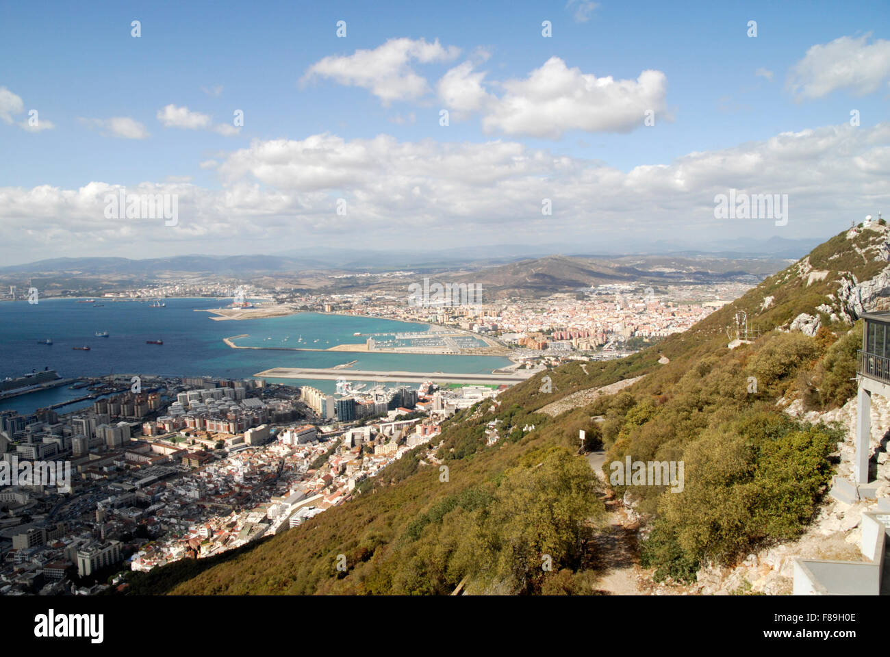 Blick hinunter auf Gibraltar aus dem Felsen mit Südspanien im Hintergrund. Stockfoto
