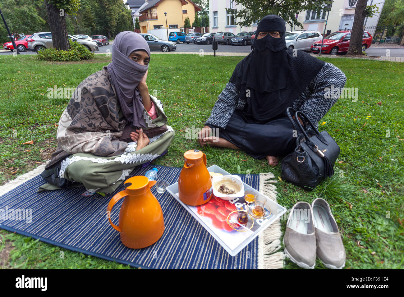 Kuwait Frauen, Kurgäste, Mutter und Tochter, Picknick im Park, North böhmischen Kurstadt. Teplice, Tschechische Republik Stockfoto