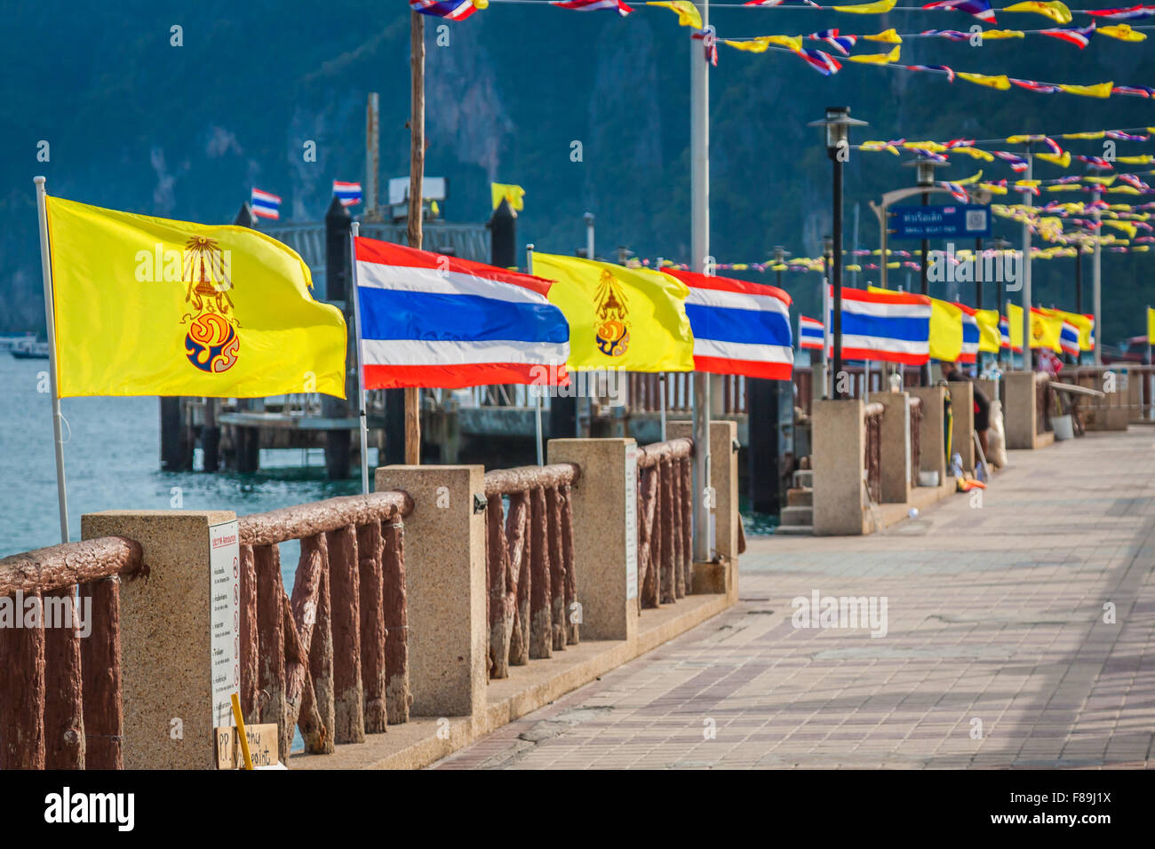 Nationalflagge Thailand, Phi Phi island Stockfoto