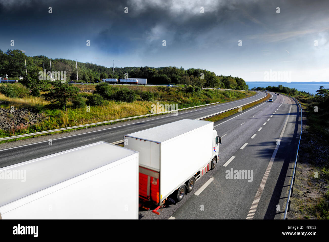 LKW-fahren eine landschaftlich schöne Strecke auf Autobahn Stockfoto