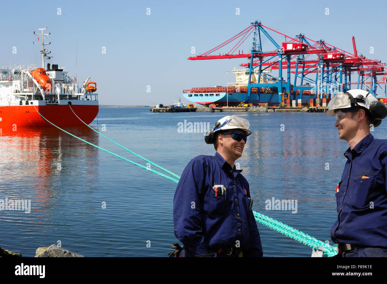 Hafenarbeiter und Container und Schifffahrt Stockfoto