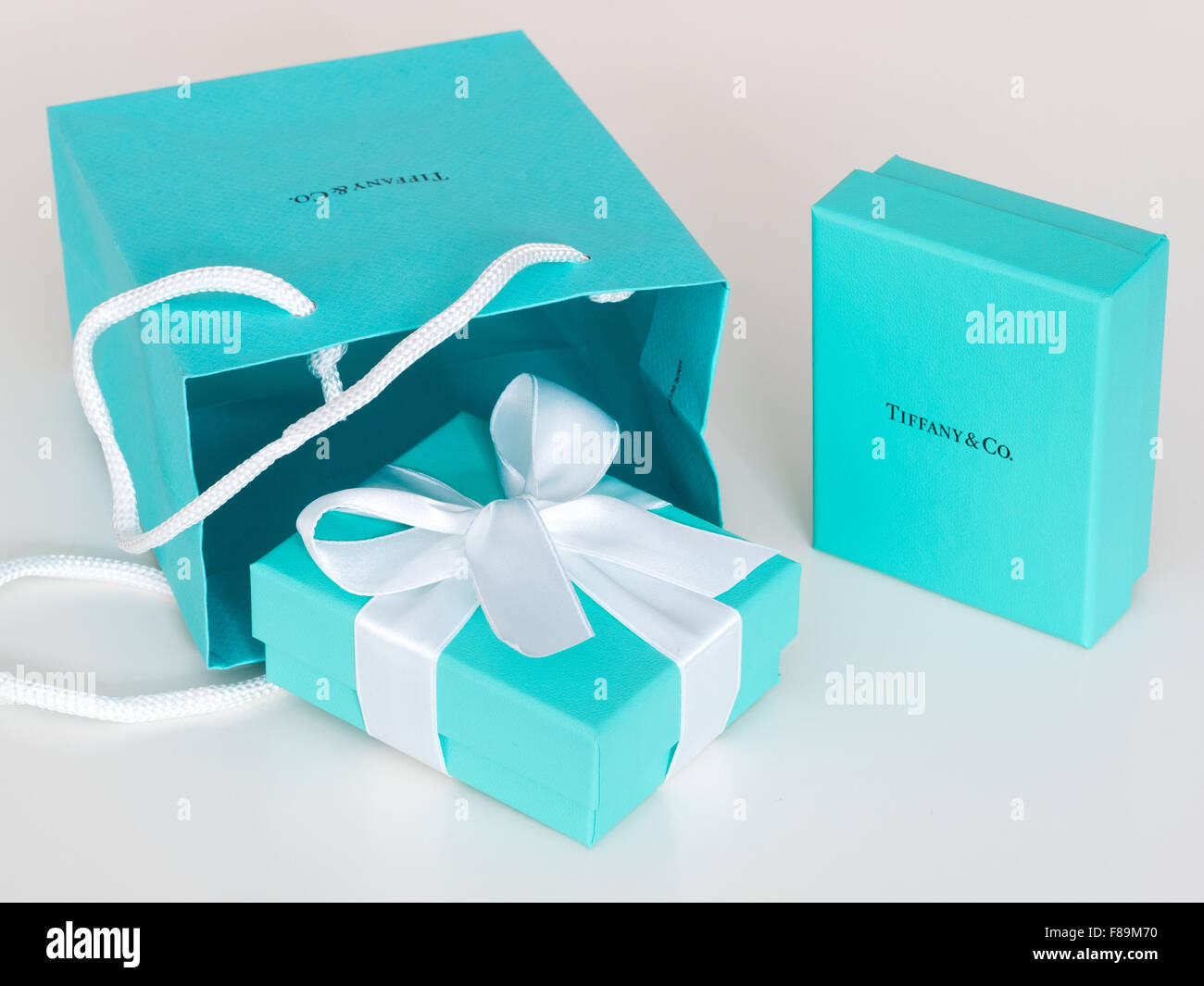 Eine Tiffany Blue Box (kleine blaue Box von Tiffany) von Tiffany & Co., der berühmten New York City-Schmuck-Unternehmen. Stockfoto