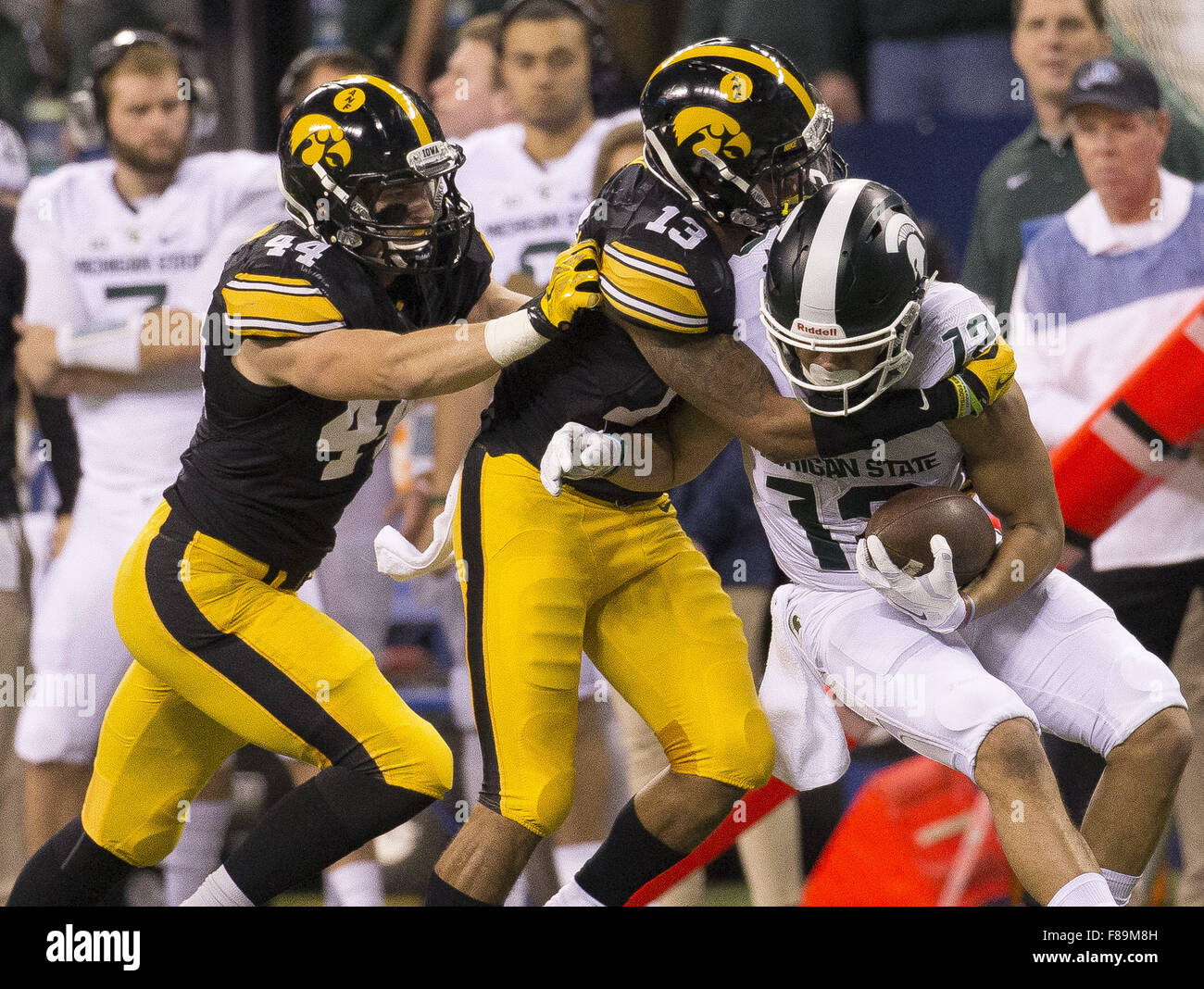 Indianapolis, Iowa, USA. 5. Dezember 2015. Iowa Hawkeyes defensive back Greg Mabin (13) und Iowa Hawkeyes Linebacker Ben Niemann (44) Stop Michigan State Spartans Wide Receiver r.j. Shelton (12) weniger als ein First Down in den großen zehn-Meisterschaft in Lucas Oil Stadion zwischen the Michigan State Spartans und die Iowa Hawkeyes in Indianapolis, Zoll, Samstag, 5. Dezember 2015. © Louis Brems/Quad-Stadt-Zeiten / ZUMA Draht/Alamy Live News Stockfoto